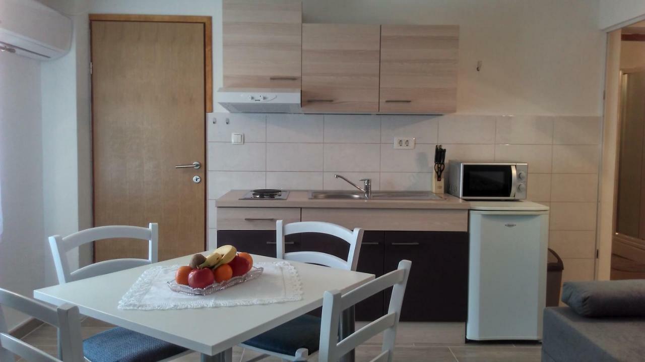 Mali Delfin Apartment Свети Юрай Екстериор снимка