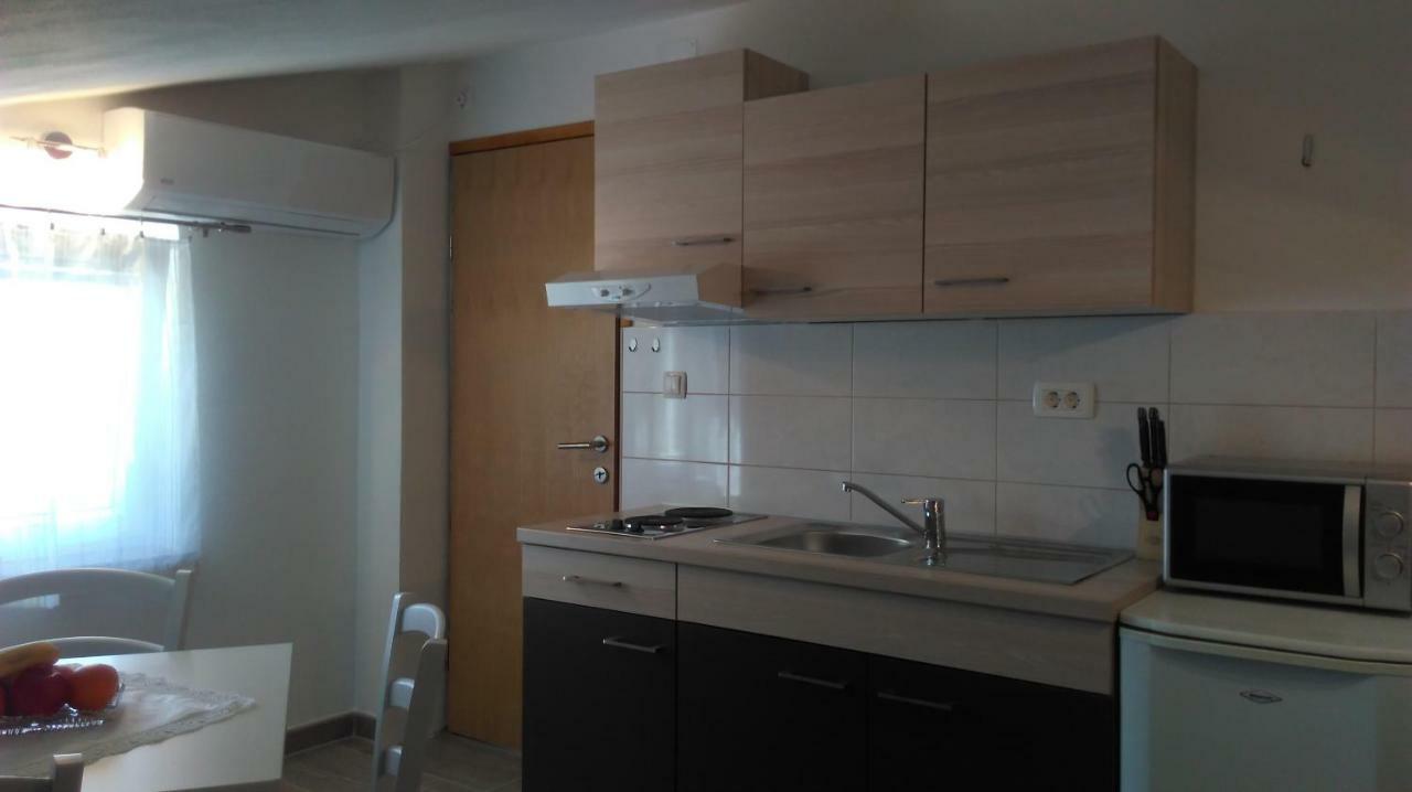 Mali Delfin Apartment Свети Юрай Екстериор снимка